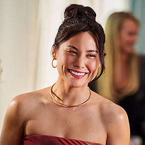 Eine junge Frau mit strahlend weißem Lächeln